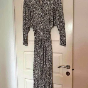 Klänning, stl. S - Använd ett fåtal tillfällen.  Mycket fint skick. 