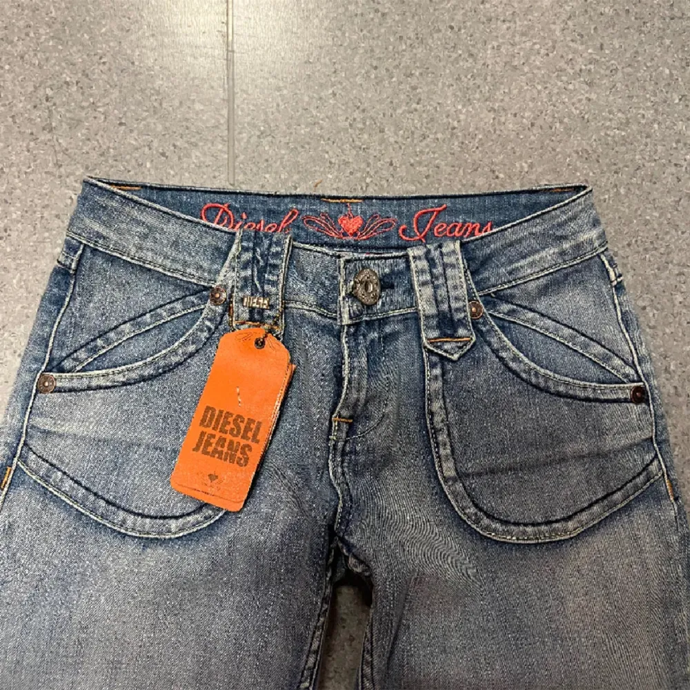 Skitsnygga vintage diesel jeans med lappen kvar! Säljer pga att de är lite för små för mig🩷 obs gylfen har ett litet Jack i sig så den kan åka it när man öppnar den men de e väldigt lätt att bara sätta ihop den sen !💕💕. Jeans & Byxor.