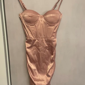 Fin gammelrosa klänning aldrig använd  - Aldrig använd, storlek xs 