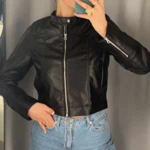 Skinnjacka  - Skinnjacka ifrån H&M, som ny! Använd fåtal gånger 
