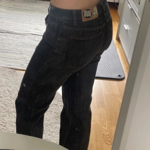 Flaired jeans - Säljer mina svarta flaired jeans som ej används längre. Väldigt bekväma och har hög midja men pga stretch är det enkelt att justera och göra låg/mellan midja om man känner för det (som jag gjort). 32/34 passar på 38/40 normala mått 💗