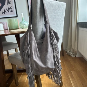 Handväska - Säljer denna väska från DAY, den är rymlig och har ett stort fack i mitten av insidan. Den är inte använd så mycket men en tråd har gått upp som syns på sista bilden, men det är bara att sy igen🤍