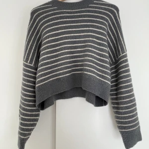 Stickad tröja  - Oanvänd! Ganska kort, typ som en croptop.