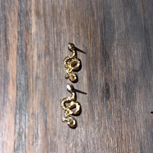 Ormörhängen - Guldiga. Jätte söta.