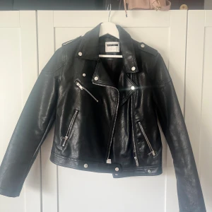 Skinnjacka - Säljer denna assnygga skinnjacka från Vero Moda i storlek S✨