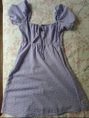 Miniklänning med puffiga armar - En jättefin ljuslila rutig sommarklänning. Man kan ha den på sig på två olika sätt💞 Passar att ha överallt!