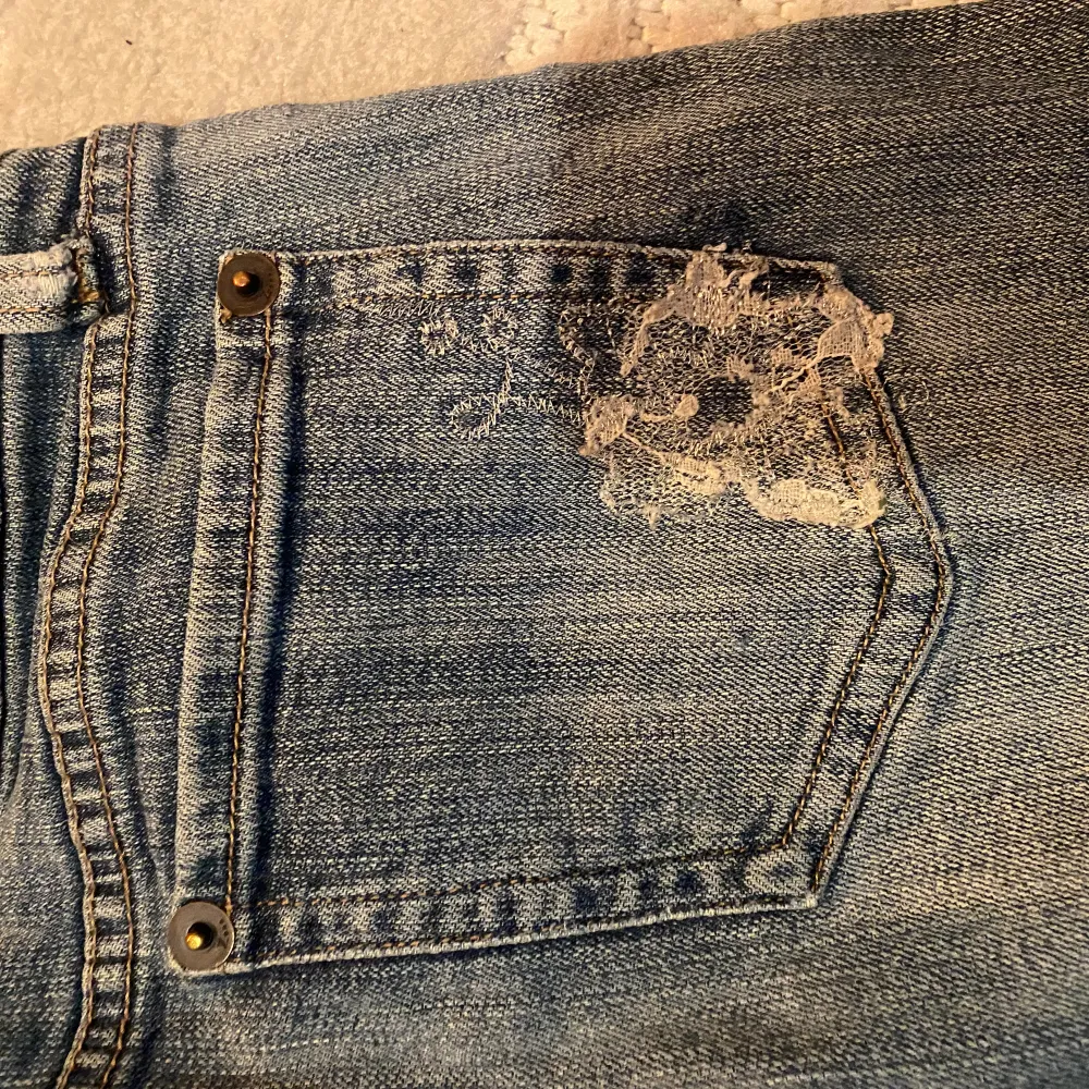säljer dessa superfina jeansen köpt vintage, då de börjar bli för små för mig. De har en mönster ficka på baksidan, byxorna är i fint skick! Pris kan diskuteras💗. Jeans & Byxor.