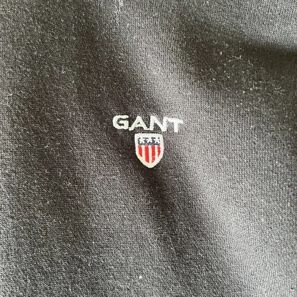 Gant hoodie, bra skick, (relativt kort zip hoodie vilket gör att skärpet snyggt syns🙃) nypris 850 kr.. Hoodies.
