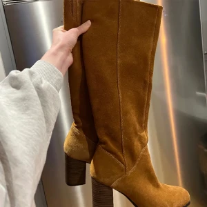 Mockaboots  - Nypris, 2300, i princip oanvända. Storlek 40 men små i storlek, ser inte konstigt ut på mig som har 38/39