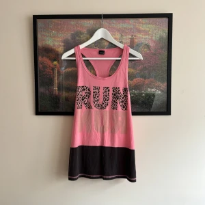 Sporttopp  - Sporttopp från Gina Tricot i storlek S. 🌸