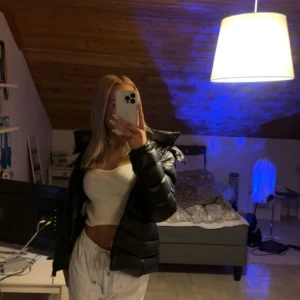 Moncler maya jacka - Kollar nu intresse på min super snygga moncler maya jacka,köpte för 16 242kr för ca 2år sedan💕 pris kan diskuteras!
