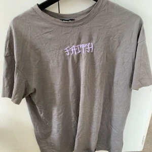 Ljusgrå T-shirt med FAITH tryck - Ljusgrå T-shirt med FAITH tryck