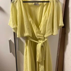 Citron gul klänning från Goddiva London XL - Ny utan prislapp, aldrig använd. Djur och rökfritt hem.