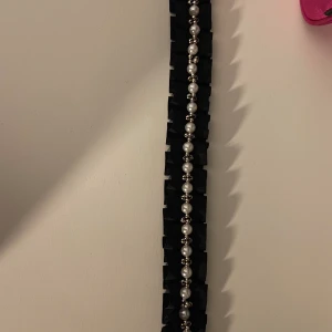 pärlhasband med tyg - ett pärl/tyghalsband jag köpt på secondhand, mycket bra skick. säljer pga att det inte kommer till användning.