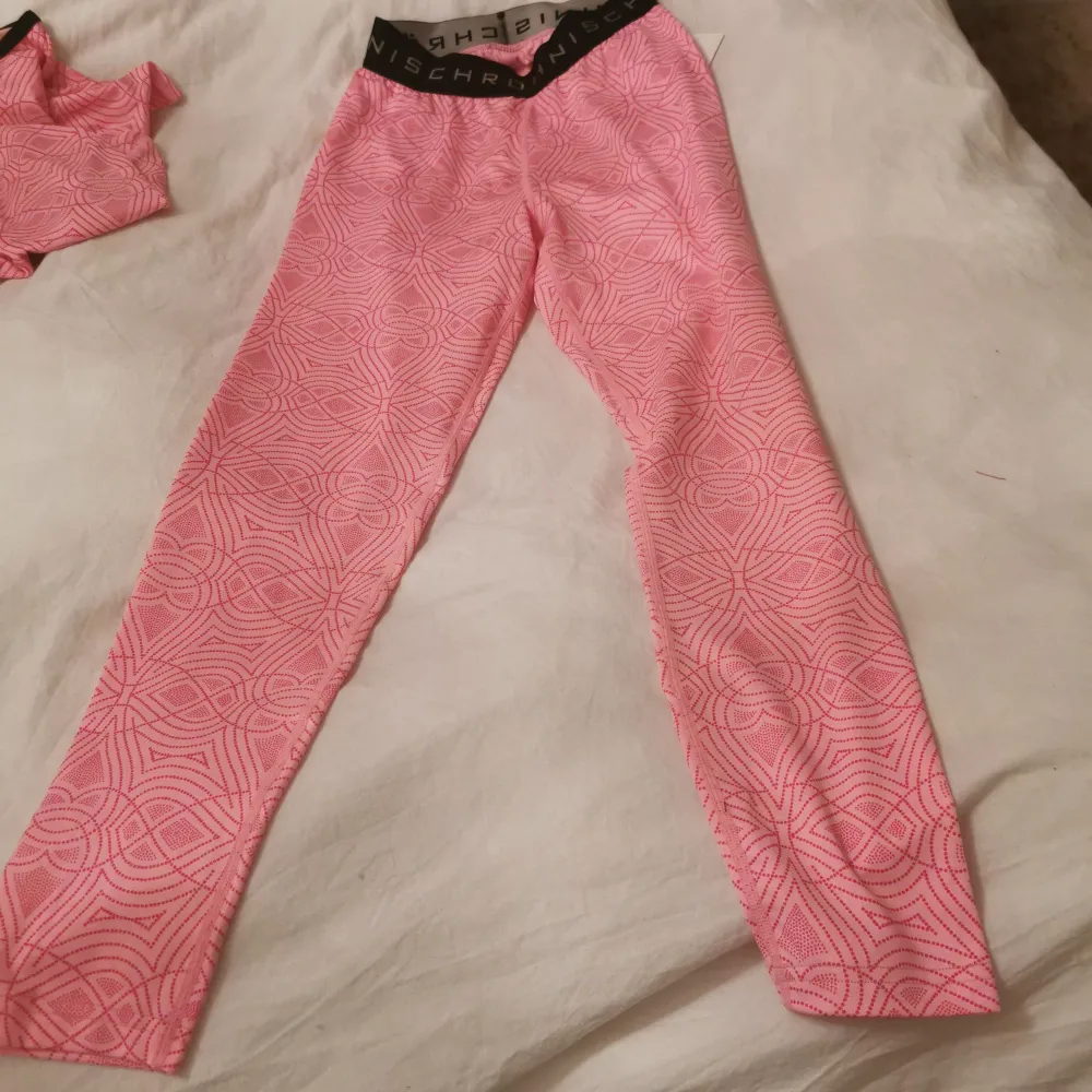 Tränings byxor i märket Röhnisch Storl xs Nya med tagg Katt finns i hemmet . Jeans & Byxor.