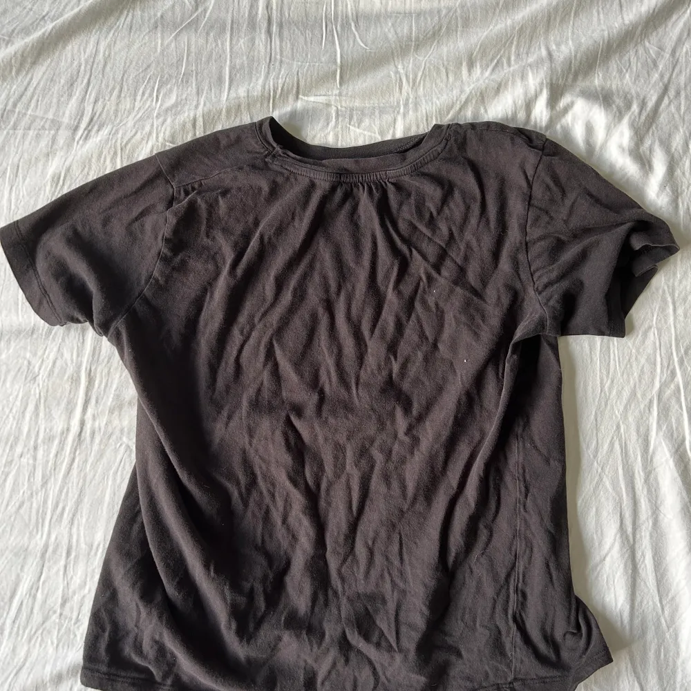 Hej, jag säljer denna svarta T-shirt ifrån stradivarius. . T-shirts.
