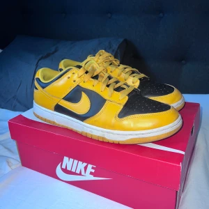 Nike dunk low goldenrod - Säljer nu mina dunks då dom inte kommer till användning. Bra skick på dom och har använt dom med creaseskydd.  Har inte använt dom mycket, storlek 45, kvitto finns på dom och boxen fås med. Jag fraktar på köparens bekostnad! 