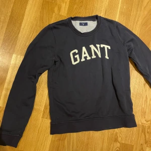 Gant tröja storlek S  - Marinblå Gant tröja i storlek S, använd fåtal gånger 