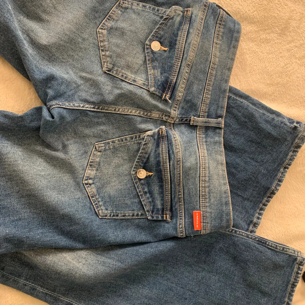 Jättesnygga lågmidjade jeans från hm! Använda 2 gånger, är i jättebra skick och säljer pga att de är för stora💕 lappen är borta men skulle gissa att de är storlek 40/42, dock ganska stora i storleken. Jeans & Byxor.