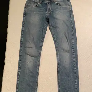 Säljer dessa grischiga blåa J.Lindeberg jeans av modellen Damien som är slutsålda överallt. Byxorna är skinny fit och storlek W31 L34. Nypris ligger på 1199 kr och byxorna är i toppskick utan synliga defekter. Tveka inte på att ställa frågor!