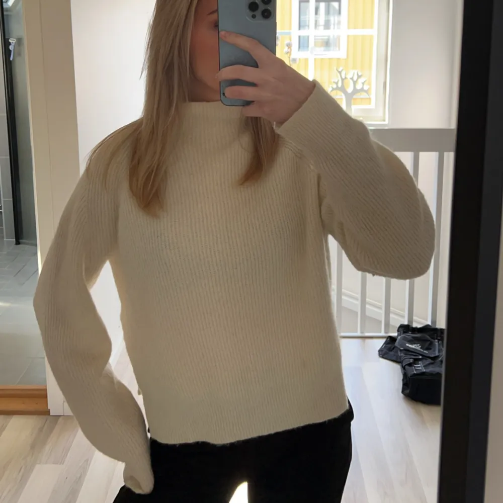 Jättefin, vit/beige stickad tröja i alpacka och ull, från Malene Birger.💗. Tröjor & Koftor.