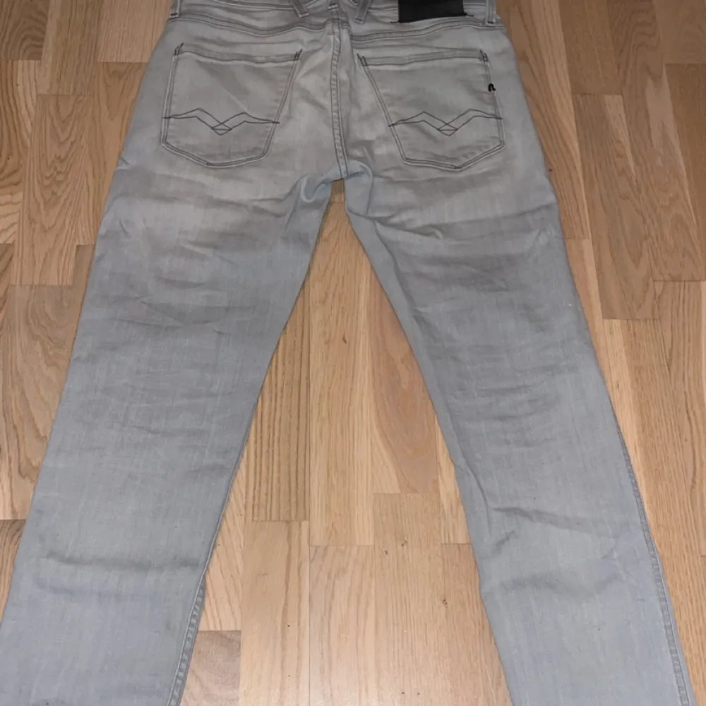 Riktigt schysst par replay anbass i grå färg i storlek W29 L30 Säljer på grund av att dem inte passar längre. Priset är inte hugget i sten så kan gå ner vid snabb affär. Jeans & Byxor.