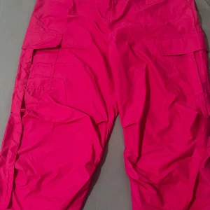 Varm Rosa last  - Varm rosa last storlek XL. Längd: 109 cm. Midjemått: 112 cm Höftmått: 122,cm. innersöm: 83 cm. Frågor och funderingar är välkomna i tid. Det är en ljus bra för sommar och vår.