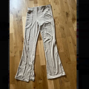 Leggings, Na-kd  - Endast testade leggings. De är vida nertill. Superskönt oavsett och fina. 