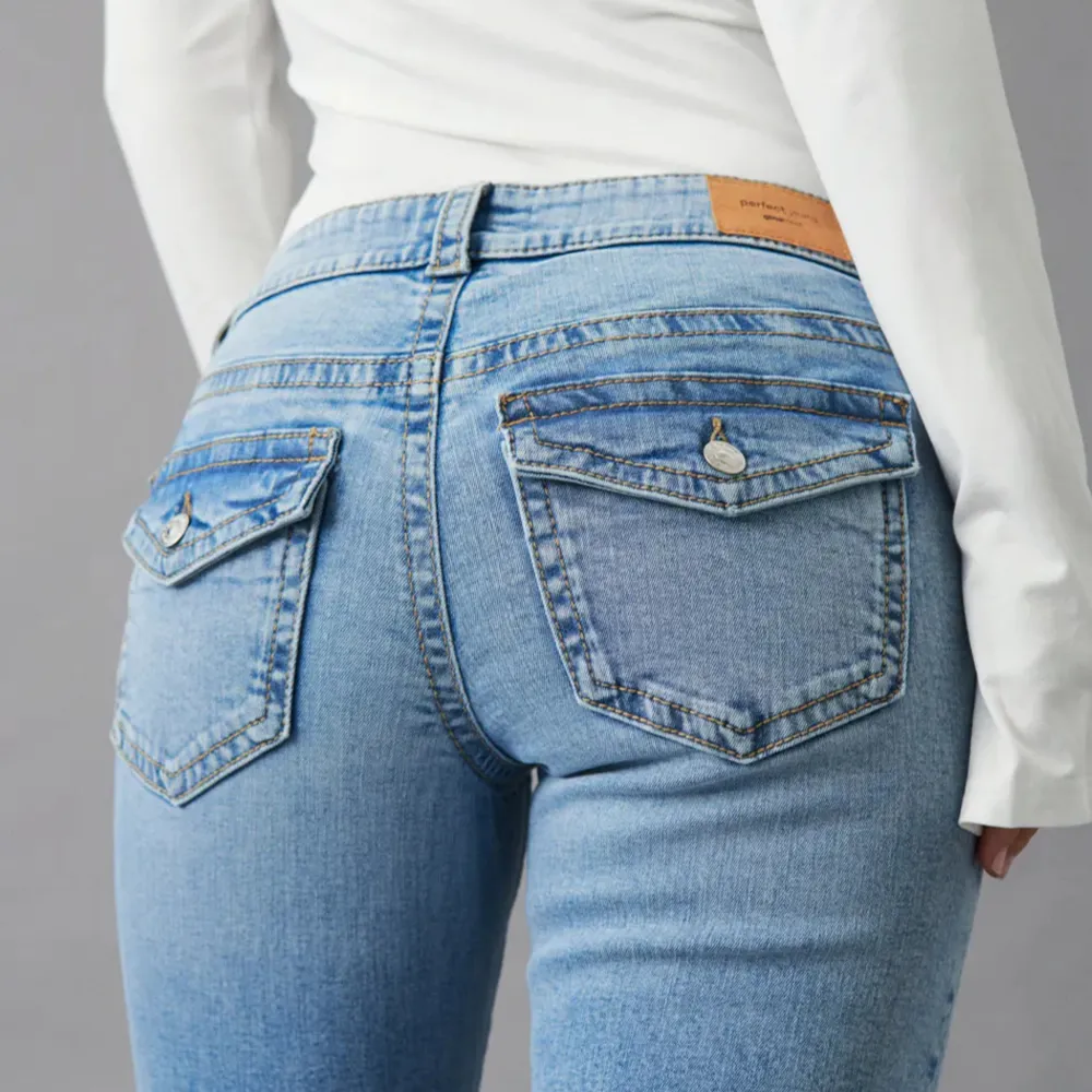 Super snygga Lågmidjade jeans från Gina tricot, de är aldrig använda då jag ångrade att jag köpte de, bilder från provrummet då jag inte har nån annan så hör av er om ni vill ha fler bilder💗de är lite för långa på mig som är runt 160.. Jeans & Byxor.