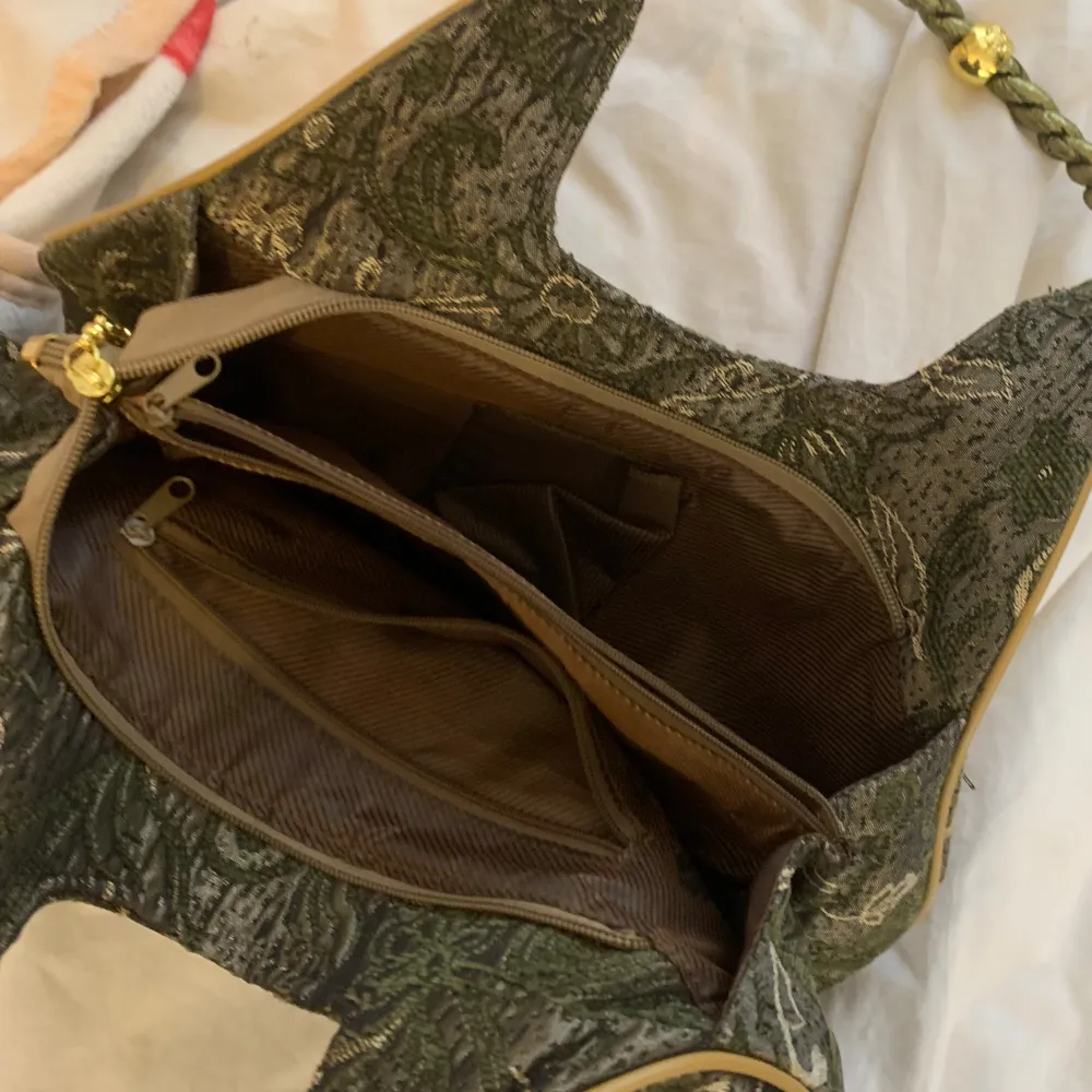 Jättefin vintage väska med pärlor och guld detaljer. Rymlig med flera fack💗. Väskor.