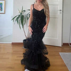 Svart glittrig balklänning ⚡️🖤 - Säljer min älskade balklänning! Den är underbar och storlek 34/XS men passar S. Modellen är mermaid och öppen i ryggen 🧜‍♀️ pris kan diskuteras ❤️ 