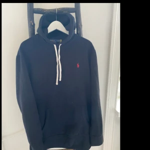 Ralph Lauren - Ralph Lauren hoodie blå i fint skick, stl XL. (Obs en lite nästa osynlig fläckpå bröstet) inget man lägger märke till)