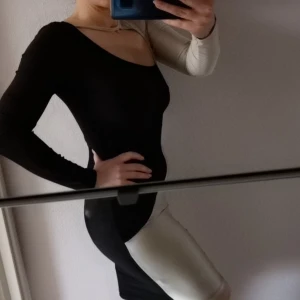 Fest klänning  - Svart bege fest klänning väldigt bekväm och elastisk. Storlek S. 