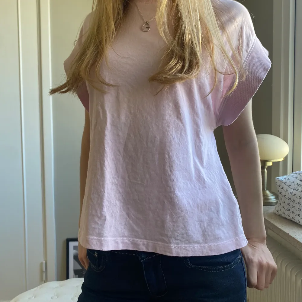  t- shirt från zara med jättenajs ärmar och gullig rosa färg 🌸 Knappt använd och utan defekter! Använd gärna köp nu och kontakta för fler bilder! . T-shirts.