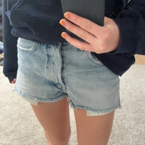 Zara shorts - Så fina shorts från zara!! Köpta för 2 år sedan så går ej att köpa💕