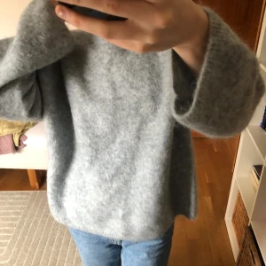 Mohair stickad tröja - Säljer den gosigaste stickade tröjan som finns❣️❣️🫶🏻blå/grå i färgen 💙🩵🩶från H&M ursprungligen 🌟nypris 700 kr 🥰stor i storleken men sitter snyggt på mig som är xs/s 🩷nyskick/knappt använd