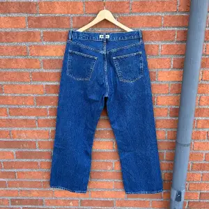 Schysta jeans från HOPE i en lite mörkare blå tvätt. Mycket sparsamt använda, dvs i nyskick!! Modell: Loose-fit/Criss jeans. Nypris 2300kr