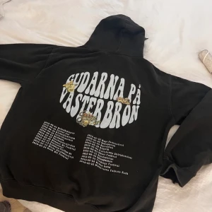 hov1 merch - använd men fortfarande i bra skick!! trycket på baksidan har spruckit lite men det är inget man tänker på!! Storlek M💞