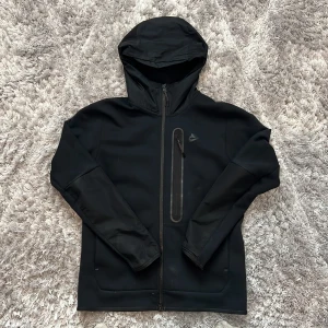 Nike Tech Fleece Svart Storlek S Nypris 1450kr - Säljer denna tech fleece som jag köpte längesen, därför att den inte riktigt passar in med resten av min garderob, brukar inte använda den mycket. Köptes för 1450kr på jdsports.se, vissa delar som luvan är vattentäta, den e riktigt nice asså. Mvh 💫