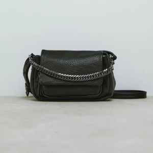 Zara väska - Snygg väska med långt band från dra med en kedja som går att ta av! 