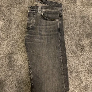 Nudie jeans - Hej! Säljer nu mina Nudie jeans i storlek W28 L32 och modellen grim tim, vilket motsvarar slim fit. Färgen är pale grey. Jeansen är i bra skick och om det är några frågor är det bara att höra av dig! Mvh!