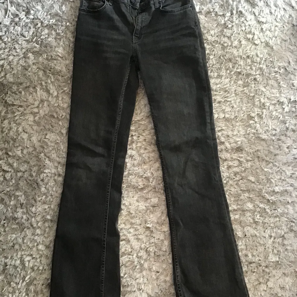 Low waist bootcut jeans från Gina Young storlek 164 men skulle säga att dom passar XS/S. Jeans & Byxor.