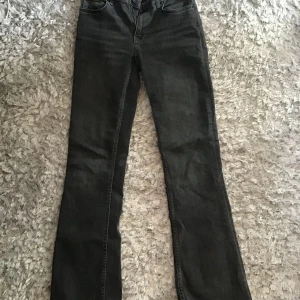 Low waist bootcut jeans  - Low waist bootcut jeans från Gina Young storlek 164 men skulle säga att dom passar XS/S