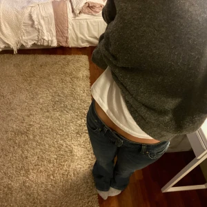 Lågmidjade blåa jeans - Ursnygga lågmidjade bootcut jeans! Köpta här på Plick men är tyvärr lite förstora.. Midjemåttet är ca 39cm och innerbenslängden är ca 82cm🤩