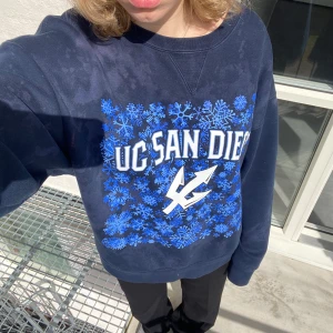 University of San Diego Sweatshirt - Hör av dig om du har några frågor! Säljer ut hela garderoben så kolla gärna igenom min profil så kan jag samfrakta, evt ge rabatt!