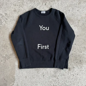 acne studios PAW 14 college slogan sweatshirt - klassik slogan sweatshirt från PAW 14 🙈 buren av bladee 🫡🤞 storlek s sitter s/m 🙈kom privat för fler mått o bilder osv osv
