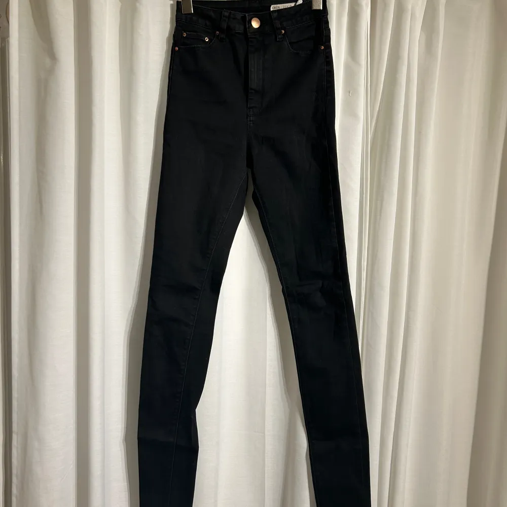 Säljer dessa extra långa svarta jeans från aska storlek 25/38. Jeans & Byxor.