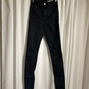 Säljer dessa extra långa svarta jeans från aska storlek 25/38