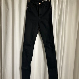 Svarta jeans tall - Säljer dessa extra långa svarta jeans från aska storlek 25/38