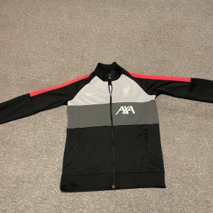 Liverpool träningströja  - Nu säljer jag denna Liverpool tränings tröja för endast 59kr gör av er vid intresse eller funderingar.